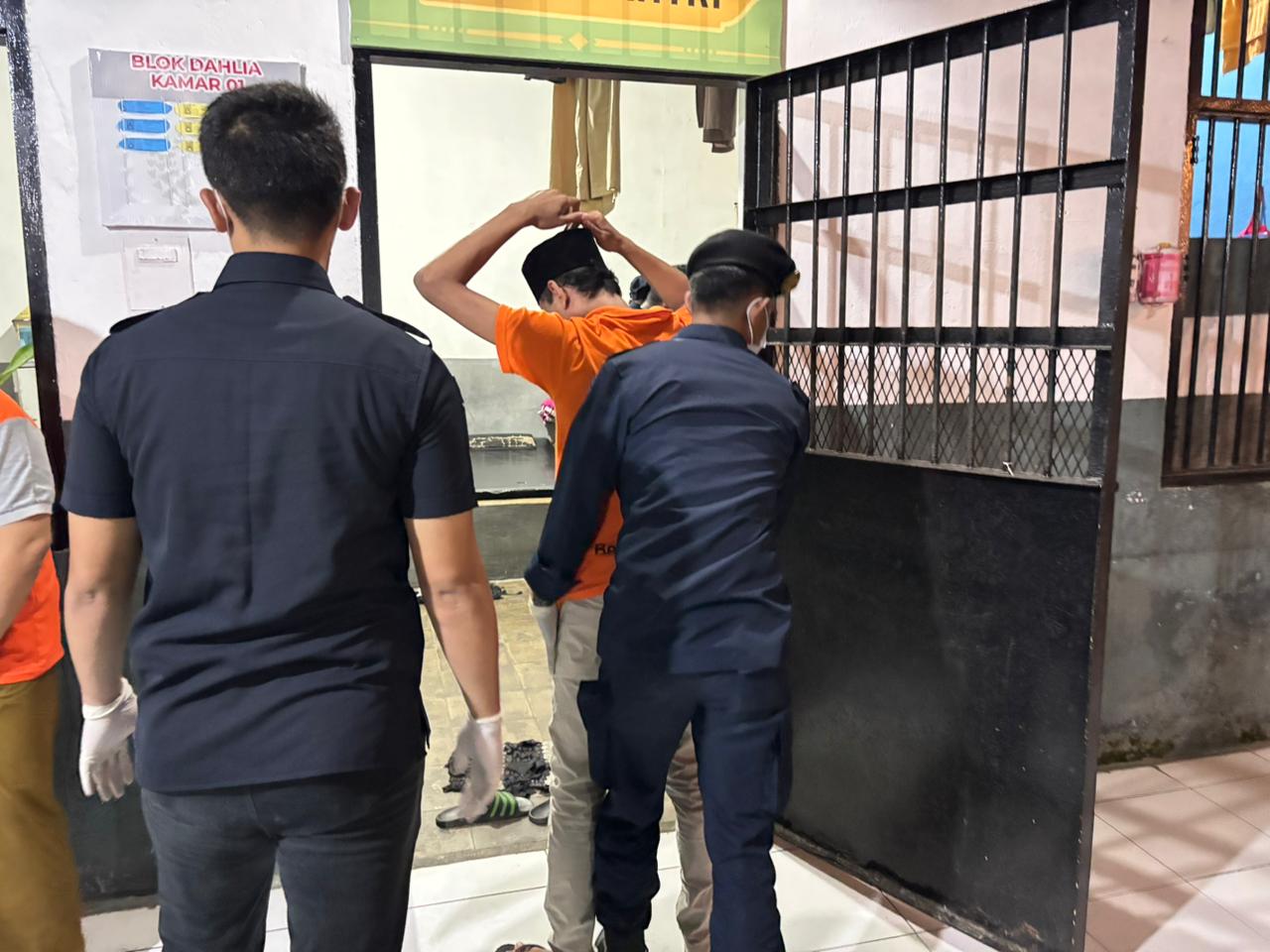 Rutan Ambon Bersama TNI/Polri Gelar Razia Insidentil, Tes Urine 30 Warga Binaan Negatif Narkoba