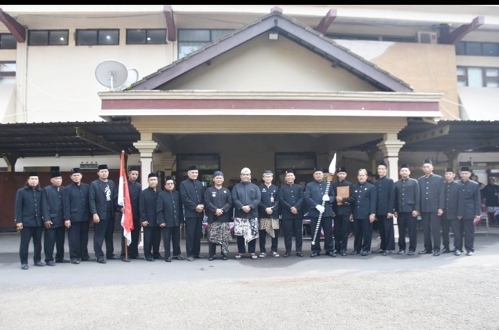 Bupati Ischak Maulana Rohman SerahkanTombak Kyai Plered Jelang kirab Budaya Hari Jadi ke-425