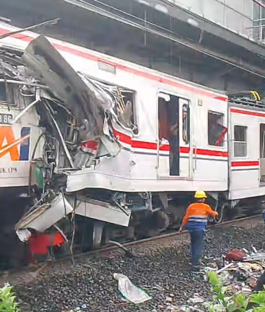 Tragedi di Perlintasan Bekasi Timur: Tabrakan Beruntun 3 Kereta dan Taksi Online, Jalur KA Lumpuh Total