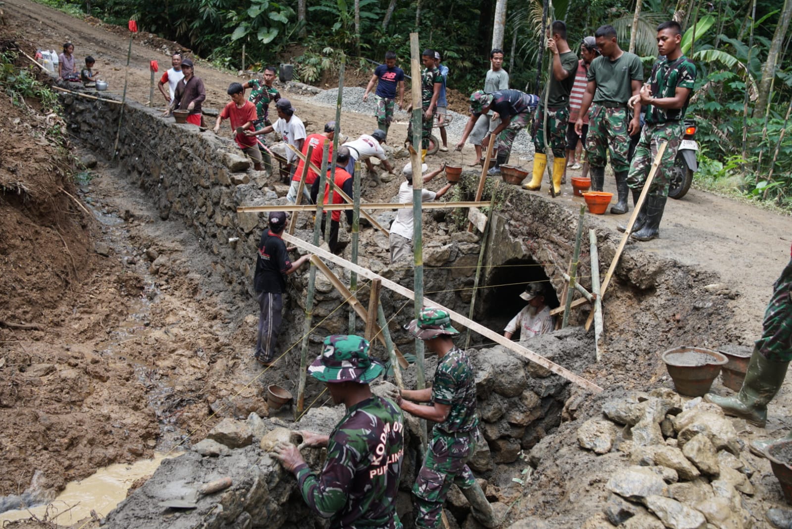 Di Tengah Terik dan Debu, Satgas TMMD Kodim Purbalingga Bangun Harapan Warga Lewat Jembatan Desa