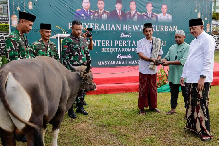 Menhan RI Melaksanakan Salat Idul Adha Bersama Tentara dan Masyarakat di Makodam XVIII/Kasuari