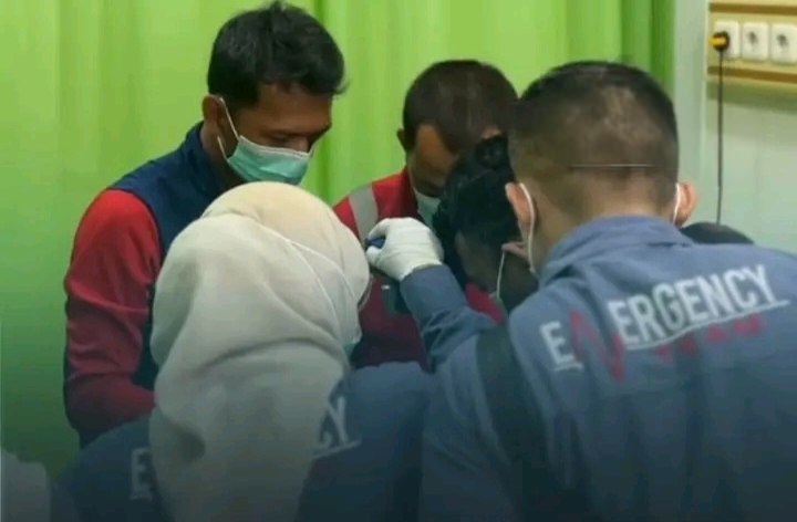 Damkar Majalengka Bantu Lepas Cincin Tersangkut Di Alat Vital