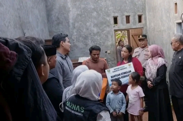 Bupati Indramayu Lucky Hakim Kunjungi Korban Kebakaran Beri Bantuan Stimulan