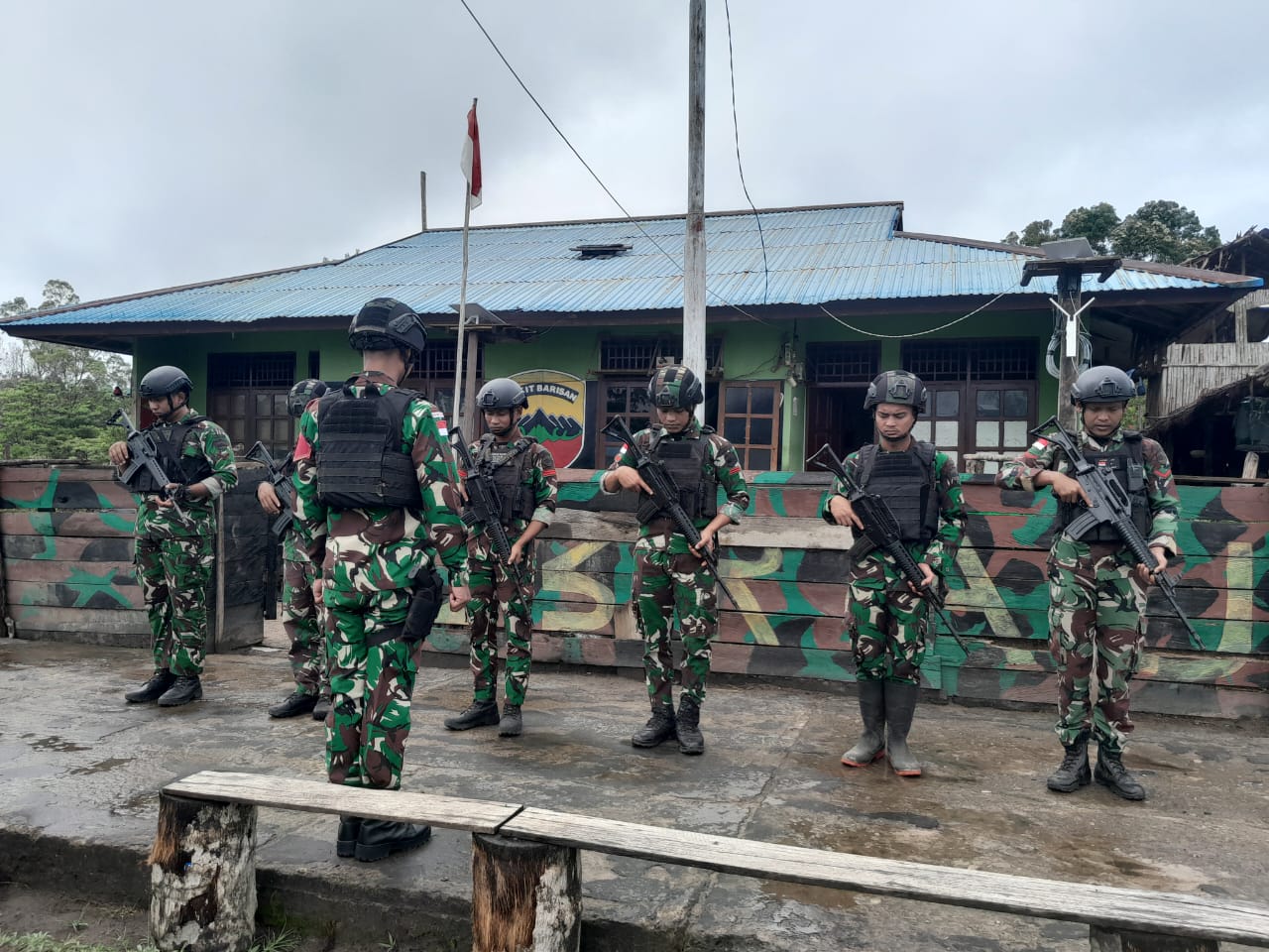 Satgas Yonif 123/Rajawali Perkuat Kemanunggalan TNI-Rakyat, Anjangsana ke Rumah Tokoh Masyarakat Kampung Wonggi