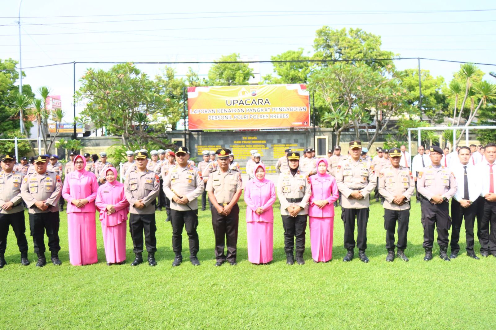 Dedikasi Tanpa Cacat, Kapolres Brebes Pimpin Upacara Kenaikan Pangkat Pengabdian IPDA Siswanto