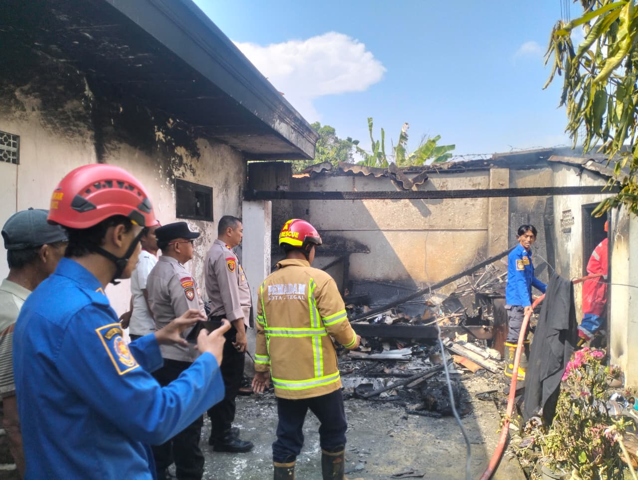 Polsek Dukuhturi Bersama Pamapta Sigap Tangani Kebakaran Gudang di Permukiman Warga