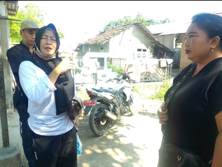 Ibu Kuwu Memi Kunjungi Lansia yang Hidup Sebatang Kara