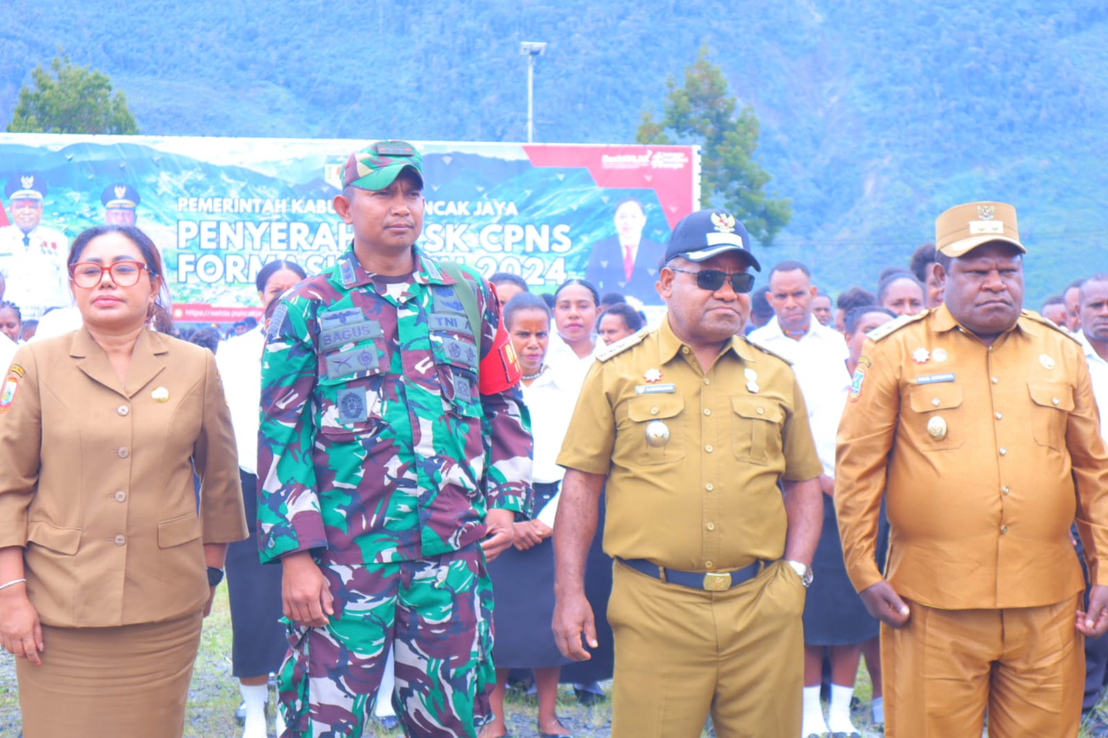 Kodim 1714/PJ dan Polri Berikan Dukungan Penuh Bersama Pemda Kab. Puncak Jaya Dalam Penyerahan SK Pengangkatan CPNS Formasi Tahun 2024
