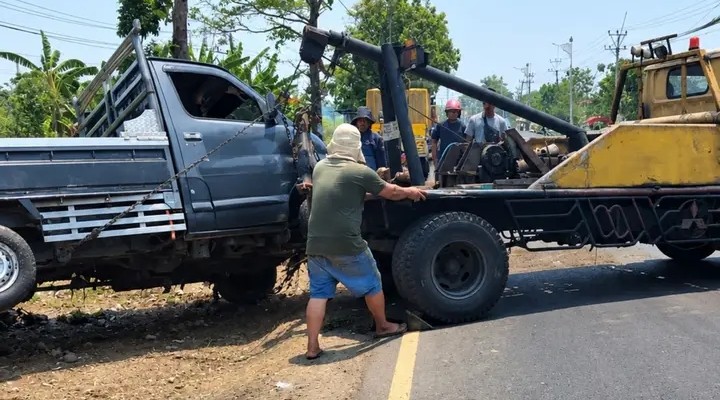 Terjadi Laka, Pikap E 8139 BF Nyemplung ke Parit