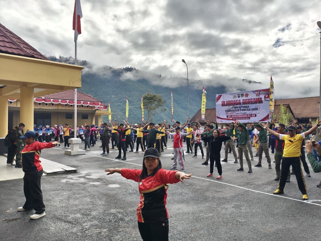 Sinergi dalam Keseimbangan: TNI, Polri, dan Pemda Puncak Jaya Olahraga Bersama
