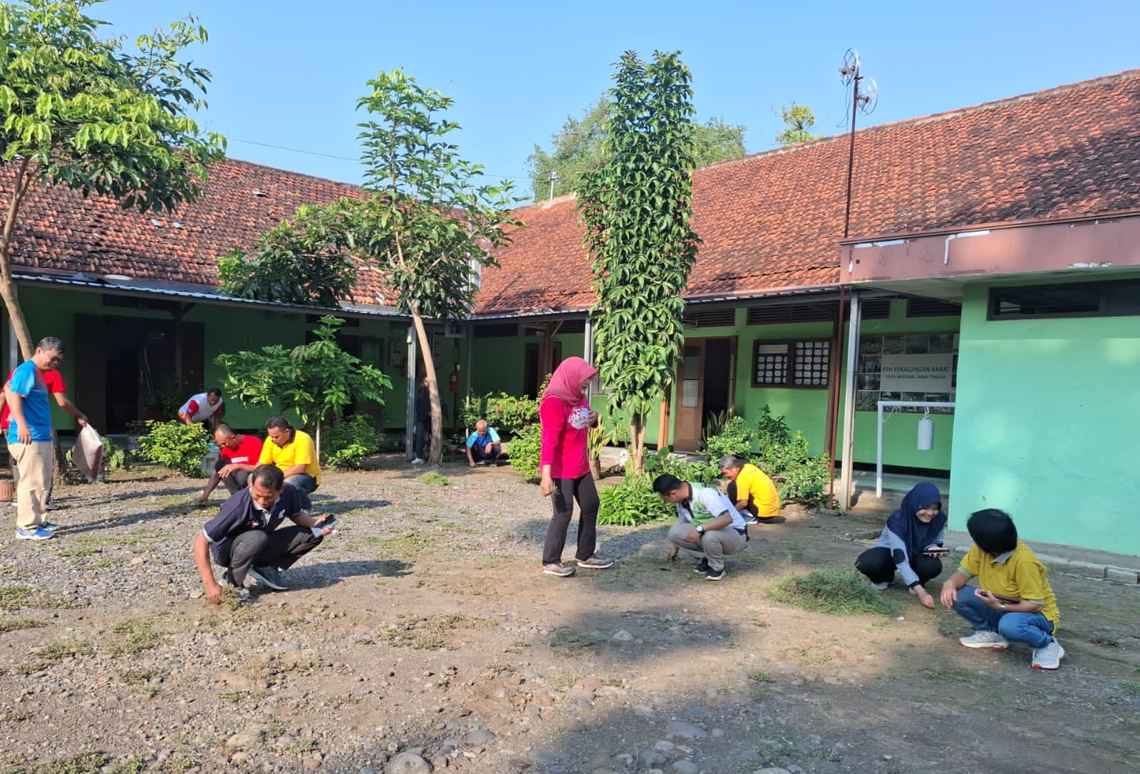 Perhutani KPH Pekalongan Barat Peringati Hari Lingkungan Hidup Sedunia  dengan Kerja Bakti Bersih Lingkungan Kantor