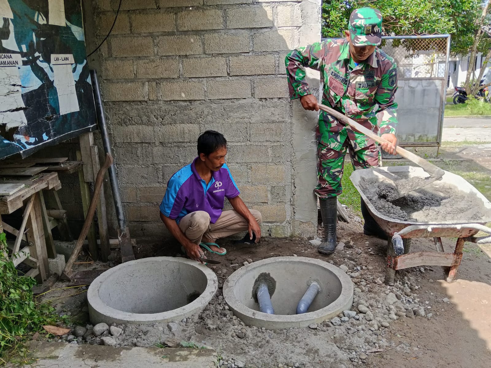 Babinsa Sumberboto Bantu Warga Bangun MCK, Wujud Kepedulian Dan Kebersamaan