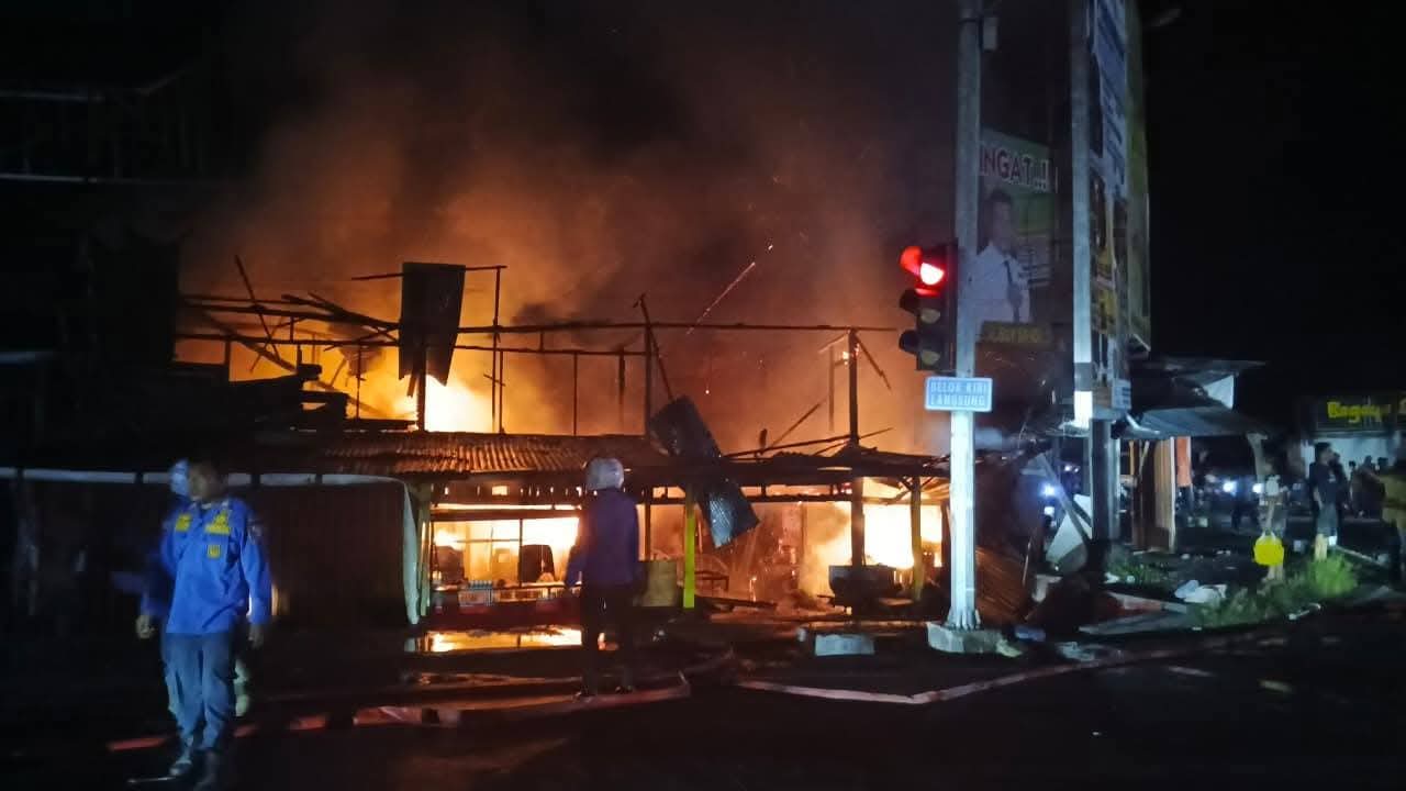 Diduga penyebab Arus Pendek Listrik, 3 Unit Ruko di Simpang Empat Pasaman Barat Ludes Terbakar