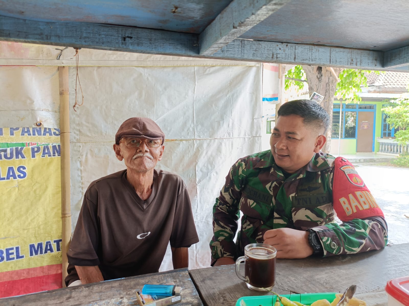 Pererat Kemanunggalan, Babinsa Kratonan Gelar Komsos Bersama Warga di Warung Angkringan