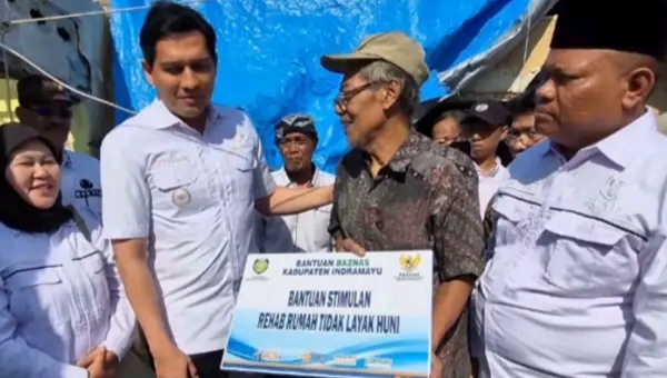 Bupati Lucky Hakim Salurkan Bantuan Rutilahu