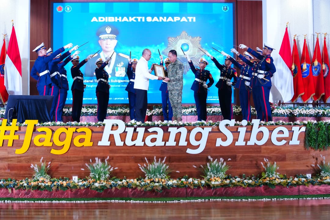 Panglima TNI Terima Penghargaan Adhibhakti Sanapati dan Berikan Ceramah Umum di BSSN
