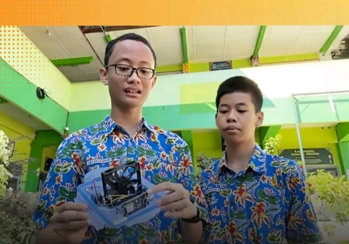 Abyan Syahlefi & Pradipta Widhi kelas 9B SMPN 1 Turi Ciptakan Alat Pendeteksi Makanan MBG