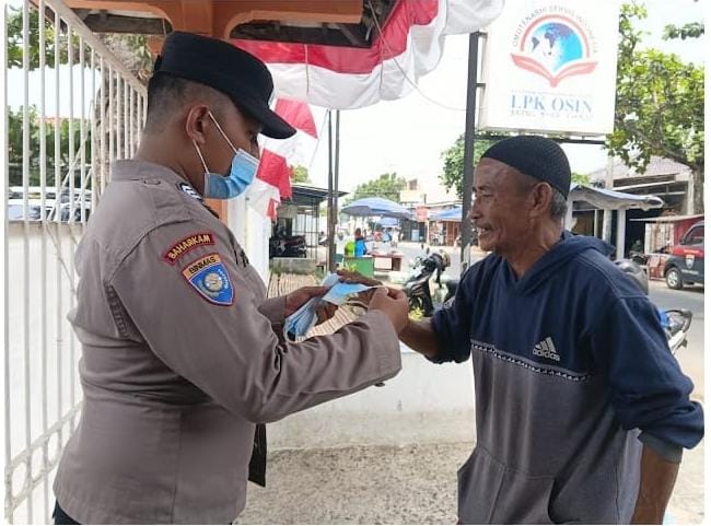 Antisipasi Abu Vulkanik, Sat Binmas Polres Indramayu Bagikan Masker