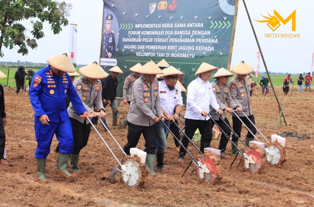Kabaharkam Polri Komjen Pol Karyanto Pimpin Penanaman Jagung di Indramayu