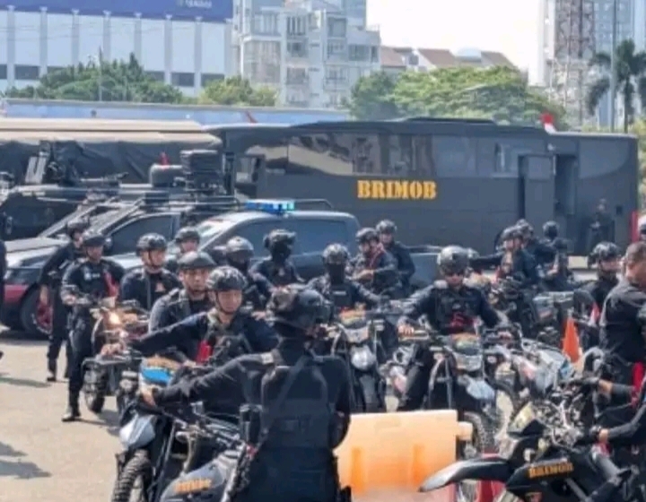 ISU Beredar Puluhan TNI & BAIS Jemput Saksi TPPU Jaksa Febrie Adrianstah, Polda Metro Jaga Pagari Kendaraan Baja Brimob