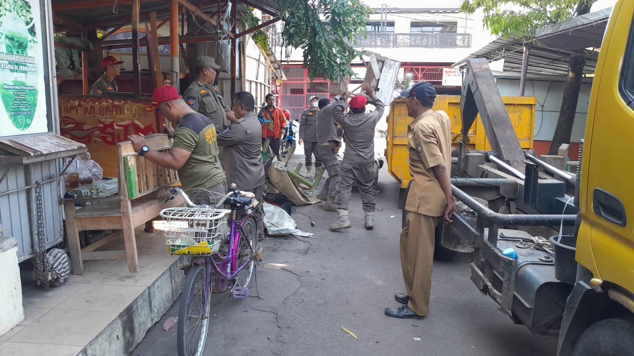Satpol PP Indramayu Tertibkan Shelter Kumuh