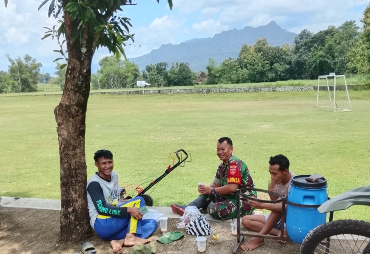 Babinsa Pererat Kebersamaan dengan Warga, Suasana Hangat Jadi Sorotan