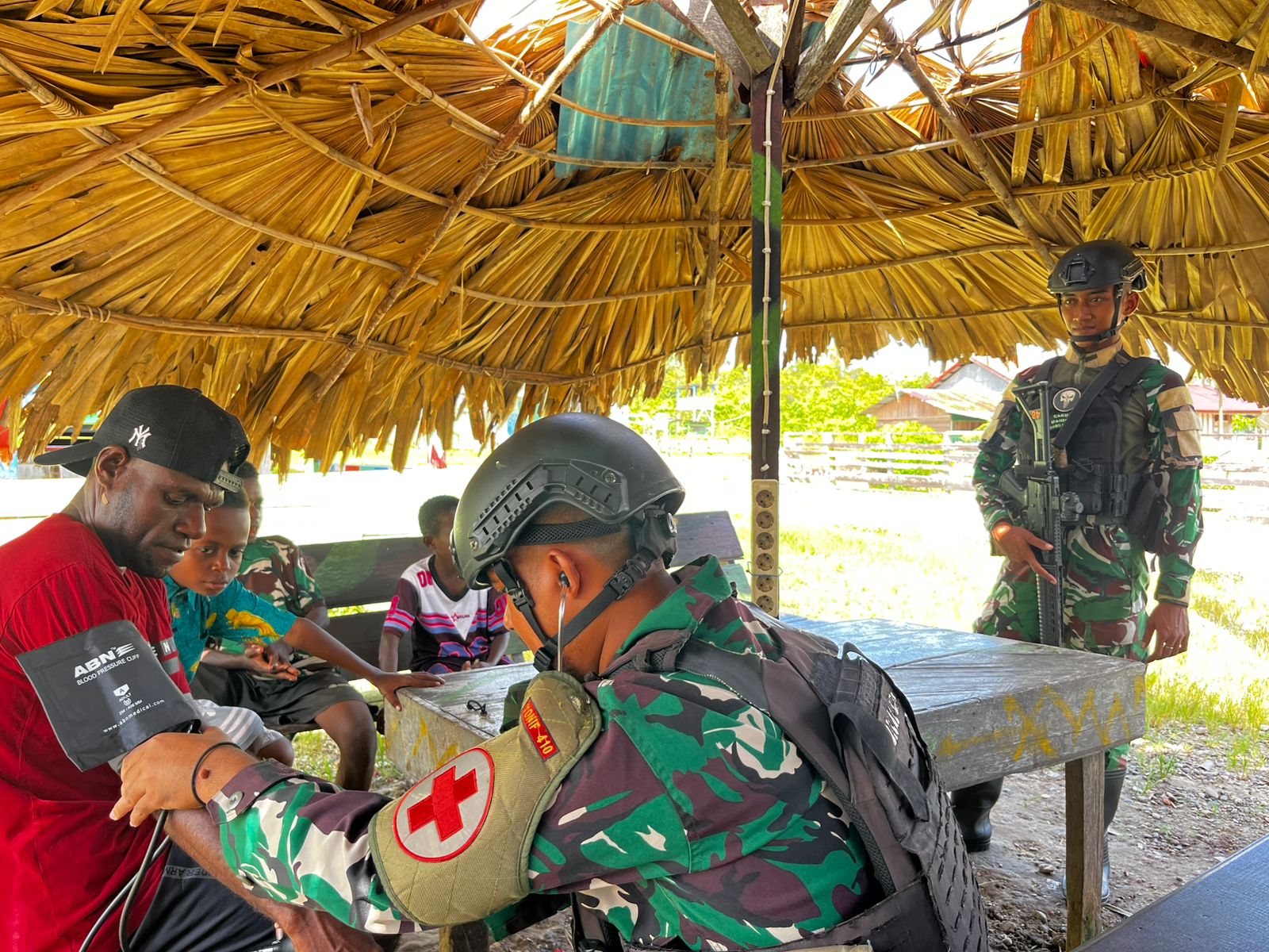 Hangatnya Pengabdian, TNI Hadir Membawa Harapan Kesehatan di Perbatasan