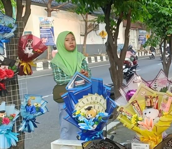 Kreatif dan Mandiri, Penjual Buket di Brebes Raup Omzet Jutaan Rupiah per Bulan