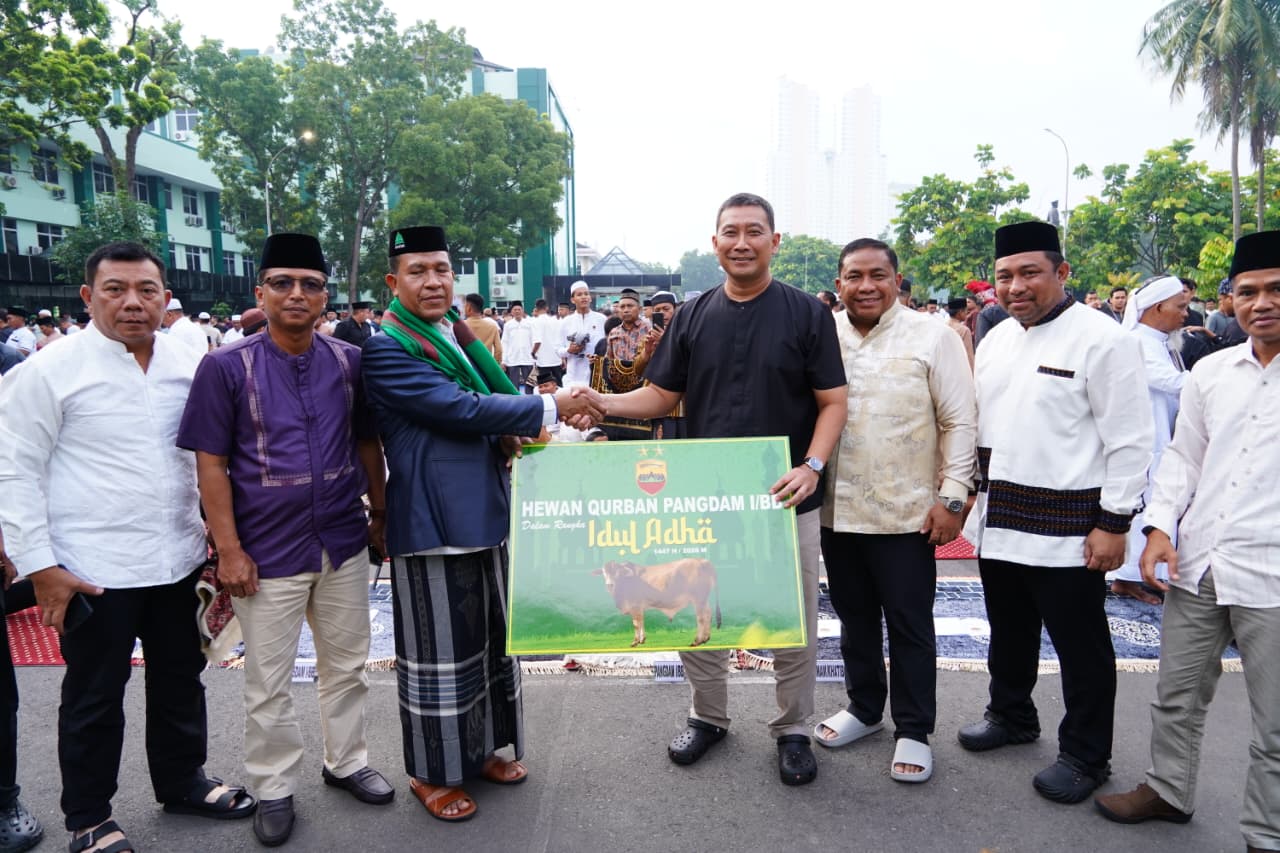 Pangdam I/BB Gelar Sholat Idul Adha dan Serahkan Hewan Kurban di Makodam