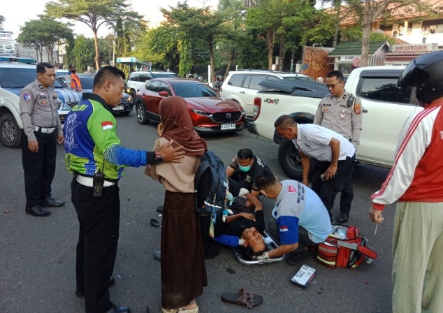 LAKA LANTAS 3 Motor Di Depan SMKN 2 Cirebon