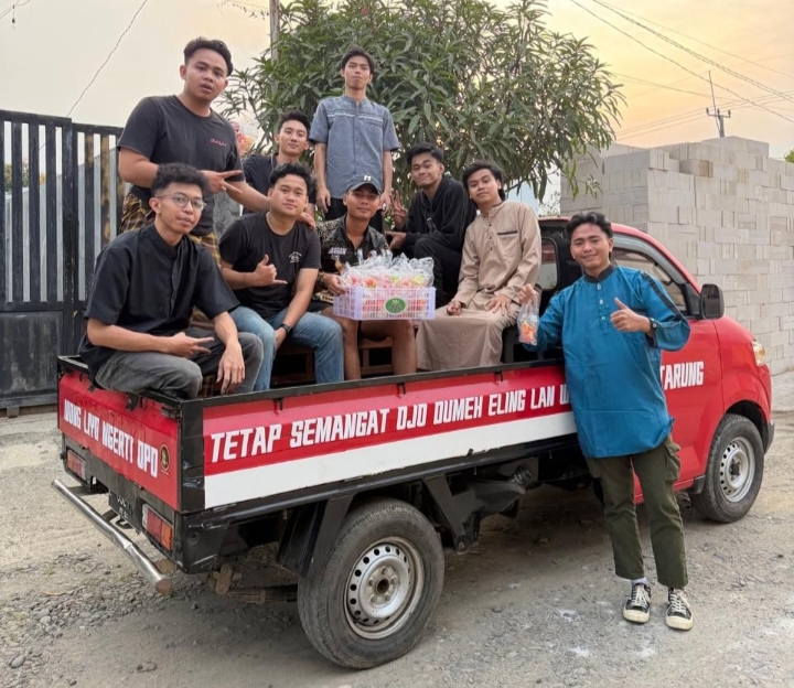 Anak Muda Indramayu Peduli, Berbagi Takjil untuk Masyarakat