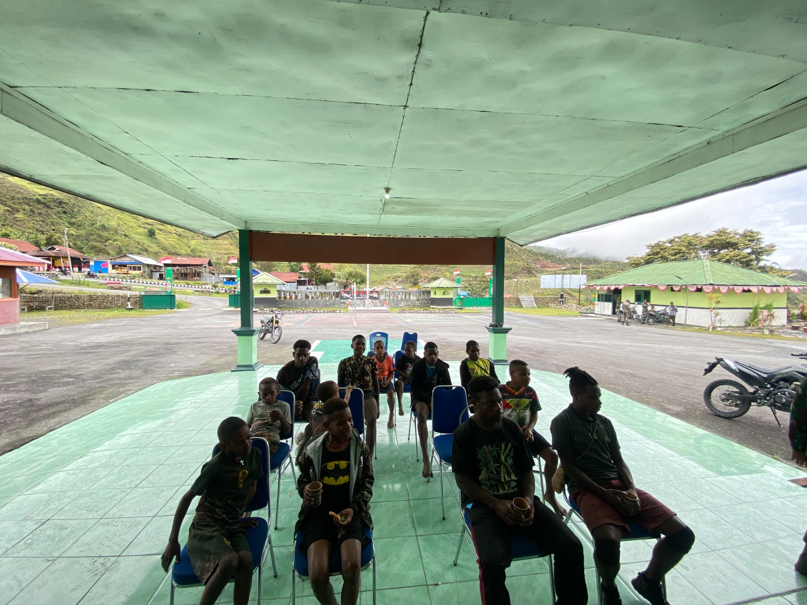 Lewat Nobar Piala Dunia 2026, Kodim 1714/Puncak Jaya Perkuat Silaturahmi dengan Warga
