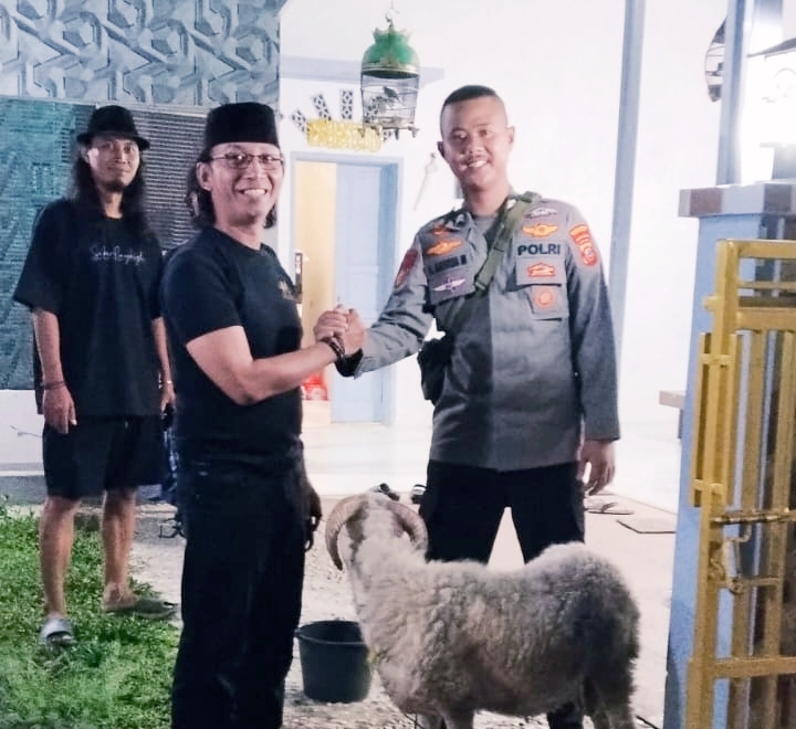 IDUL ADHA 1447 H, PT INDAH RAYA SANTOSA CABANG JAWA BARAT BERBAGI DAGING QURBAN BERSAMA POLAIRUD POLRES INDRAMAYU