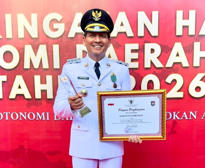Bupati Lucky Hakim Terima Penghargaan Dari Kemendagri
