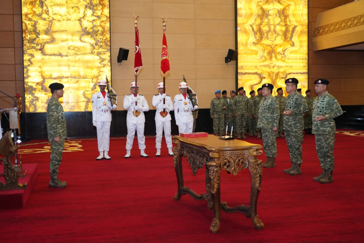 Perkuat Regenerasi Kepemimpinan, Mabes TNI Gelar Sertijab  Dansesko TNI dan Pangkogabwilhan II