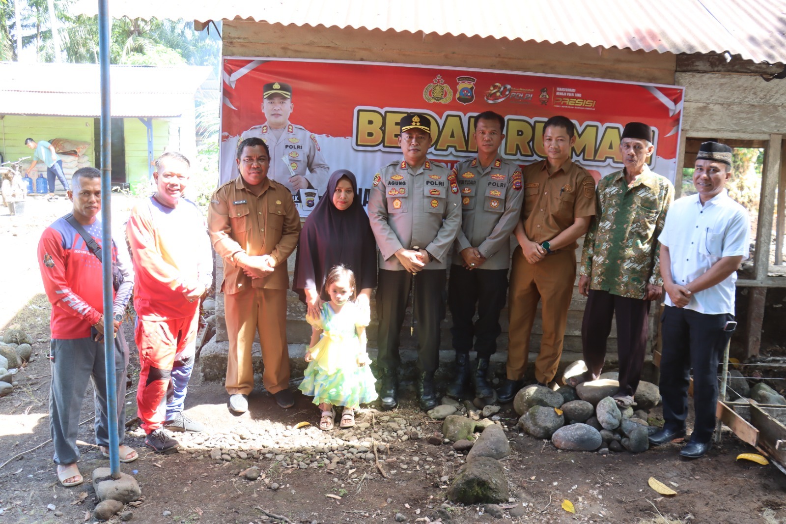 Kapolres Pasaman Barat Menggelar Kegiatan Peletakan Batu Pertama Bedah Rumah di Kecamatan Kinali