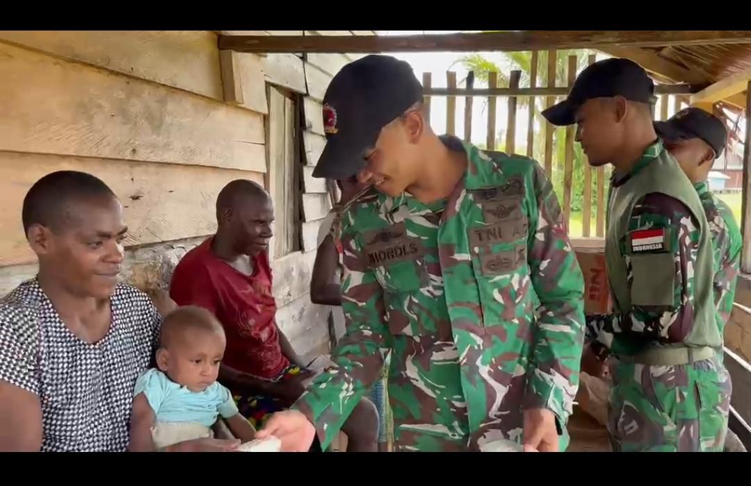 Mengadakan Kegiatan Sosial Melalui Program Pembagian Tempe Kepada Warga di Kampung Tomor