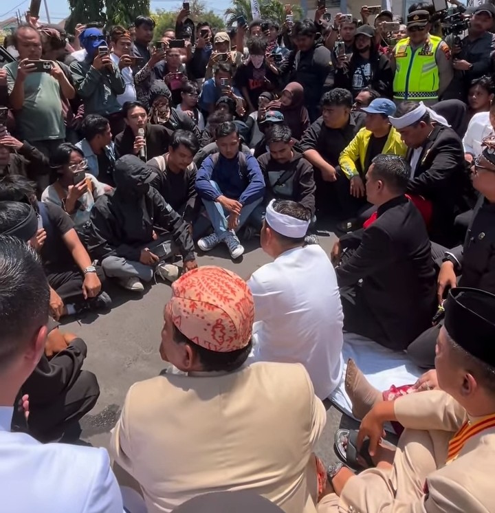Warga Karawang Selatan Demo KDM Usai Paripurna HUT Karawang, Desak Perbaikan Jalan Badami–Loji