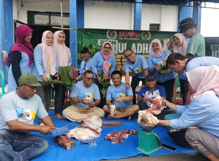 PWI Indramayu Korban Sapi & Kambing, Kemas Daging Pakai Besek Bambu dan Daun Jati