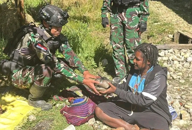TNI Berbagi Berkat: Satgas Yonif 511/DY Sambangi Rumah Warga di Lanny Jaya