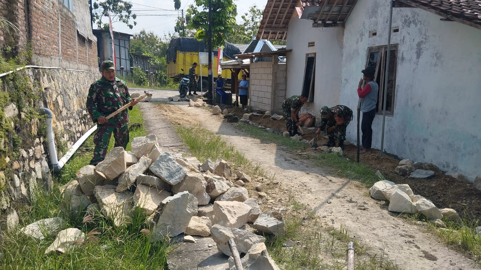 Talud Kokoh Jalan Aman, Babinsa dan Warga Wujudkan Kampung Maju Melalui Gotong Royong