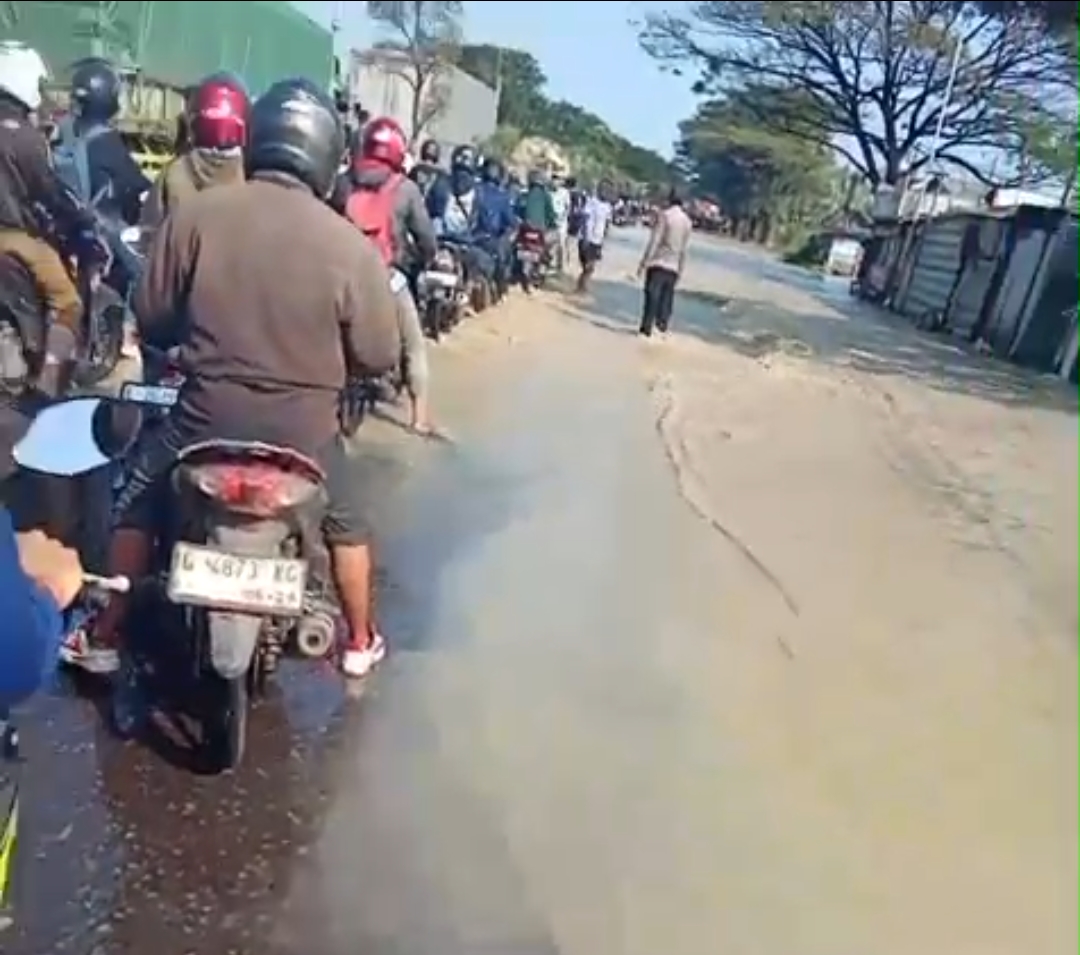 Banjir Rendam Jalur Pantura Pangenan–Rawaurip, Lalu Lintas Cirebon Timur Lumpuh Total