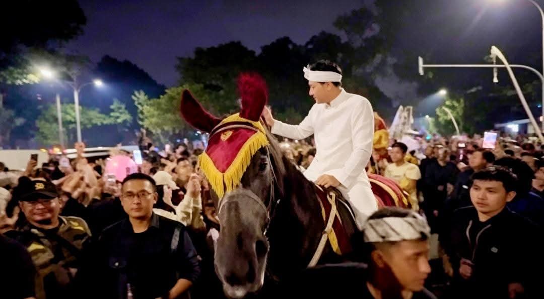 Warga Bandung Berebut Sapa Lucky Hakim Saat Kirab Tatar Sunda