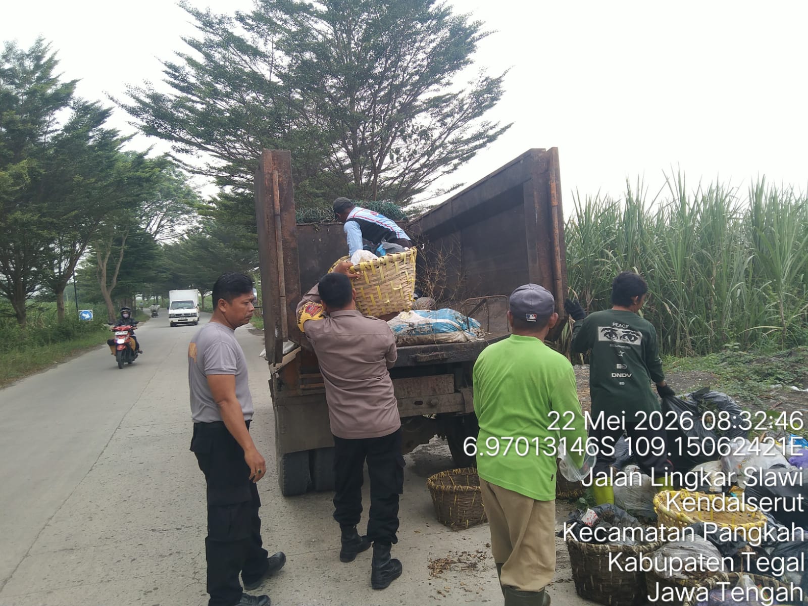 Polisi Bersama DLH dan Pemerintah Desa Gelar Gerakan Indonesia Asri di Pangkah