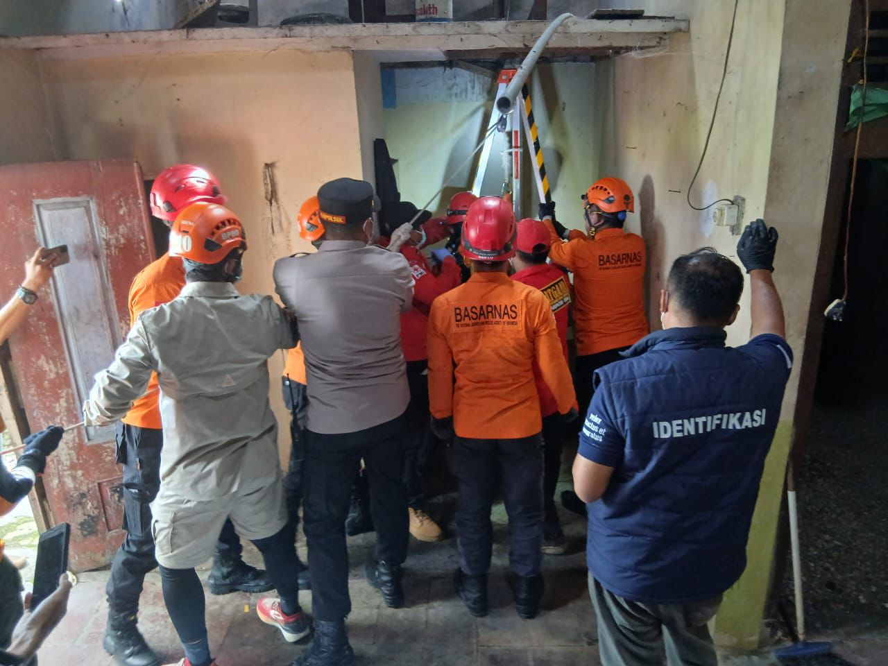 Pria Ditemukan Meninggal Dunia di Dalam Sumur, Polisi Bersama Warga Lakukan Evakuasi