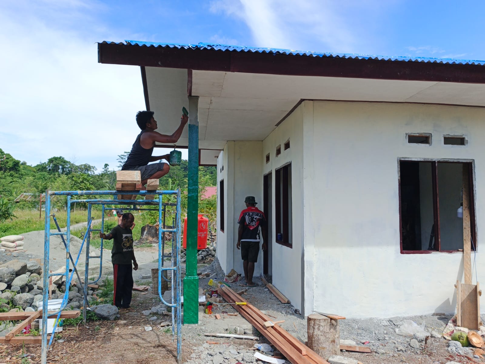 Pengecatan RTLH TMMD Ke-128 Kodim 1801/Manokwari Masuki Tahap Finishing