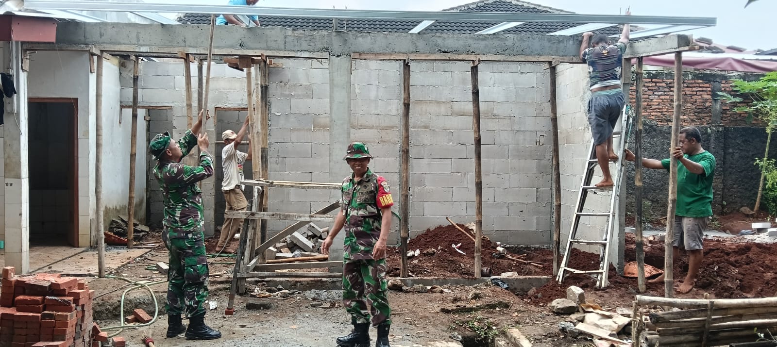 Renovasi MCK Panti Asuhan Karena Doa Mulai Tampak, Wujud Kepedulian TNI di Sawangan Depok