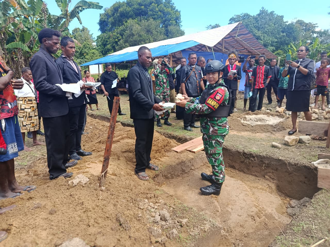 Hangatnya Kebersamaan di Perbatasan dalam Peletakan Batu Pertama Perayaan Kenaikan Isa Almasih