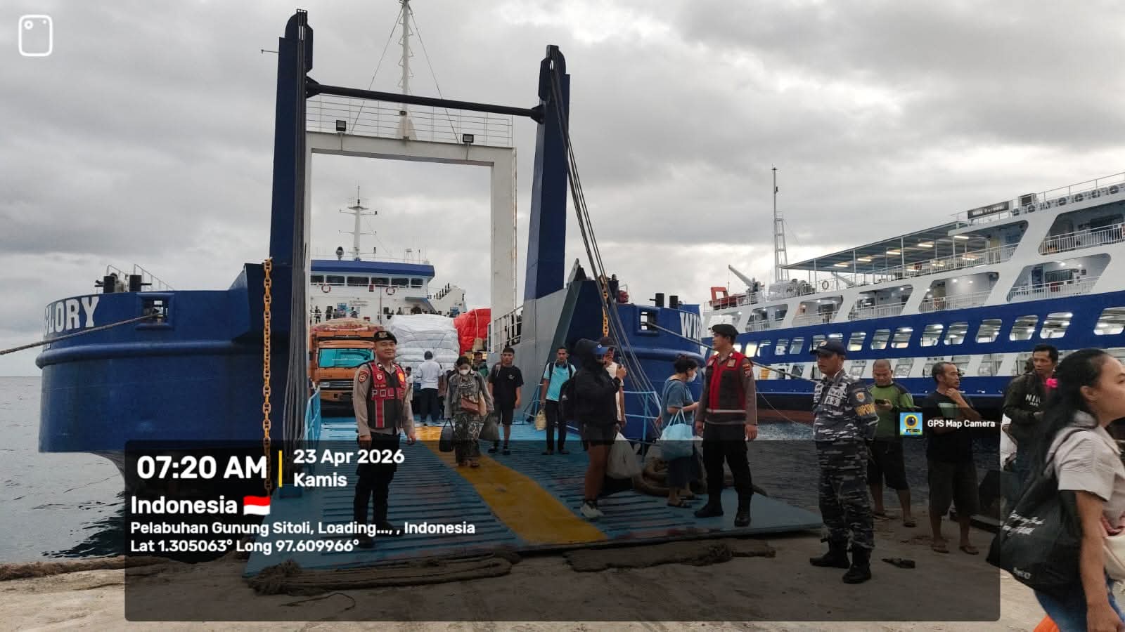 Sinergi Pengamanan, Sat Samapta Polres Nias Kawal Kedatangan Kapal di Pelabuhan Angin Gunungsitoli