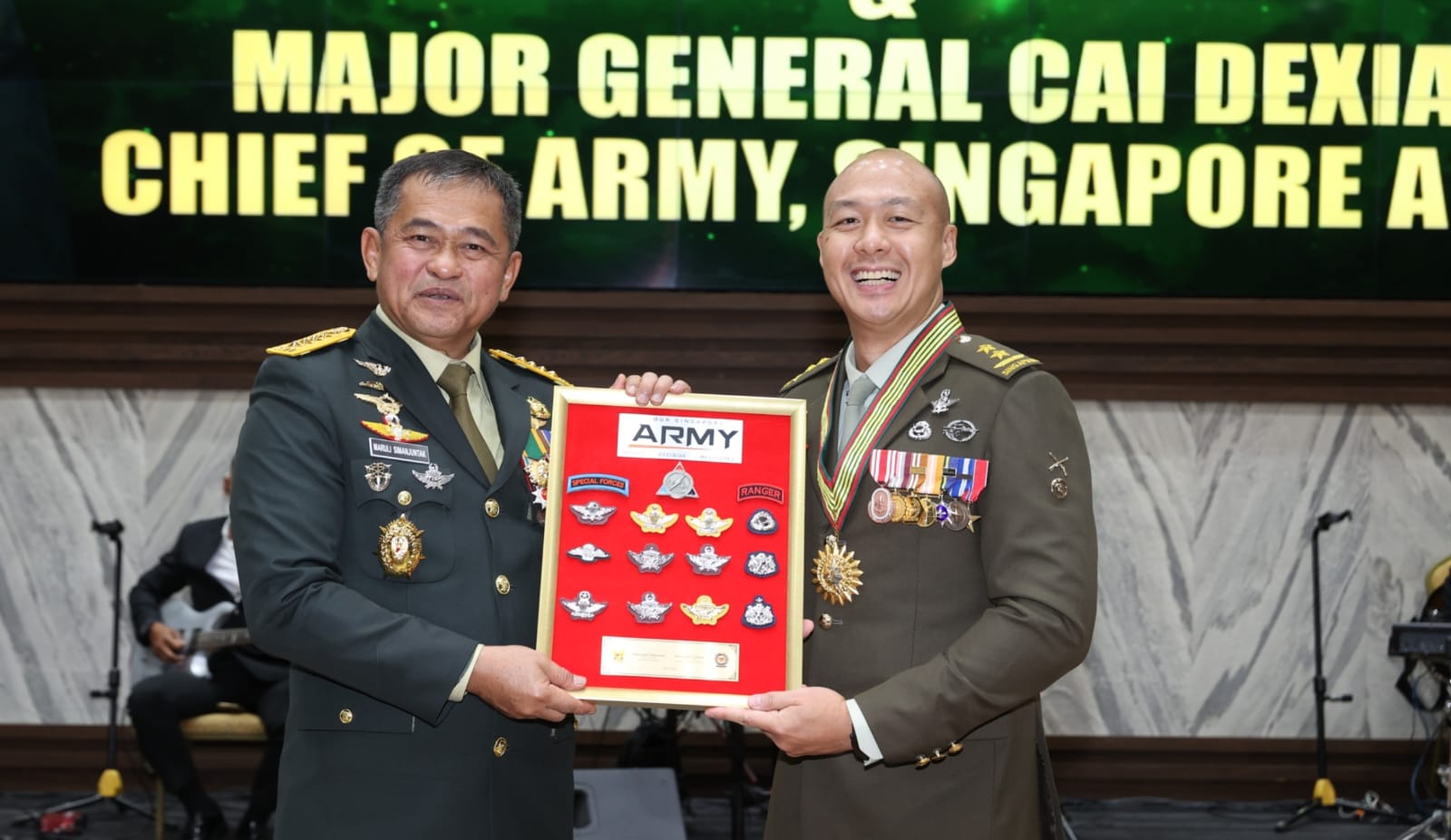 Jenderal TNI Maruli Simanjuntak Anugerahkan Penghargaan Tertinggi kepada Chief of Army Singapore